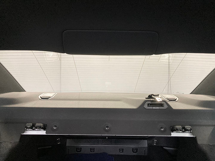 令和7年BMW5シリーズセダンのカーフィルム施工前内側のリアガラス
